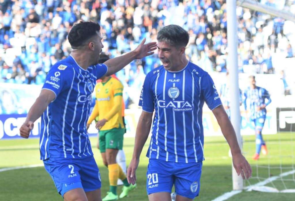 Godoy Cruz aprovechó la pelota parada para festejar contra Defensa