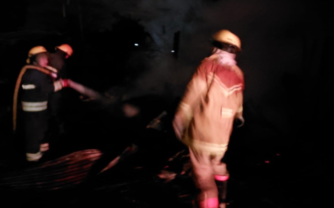 Un incendio arrasó con una casa en plena madrugada y una familia platense se salvó de milagro