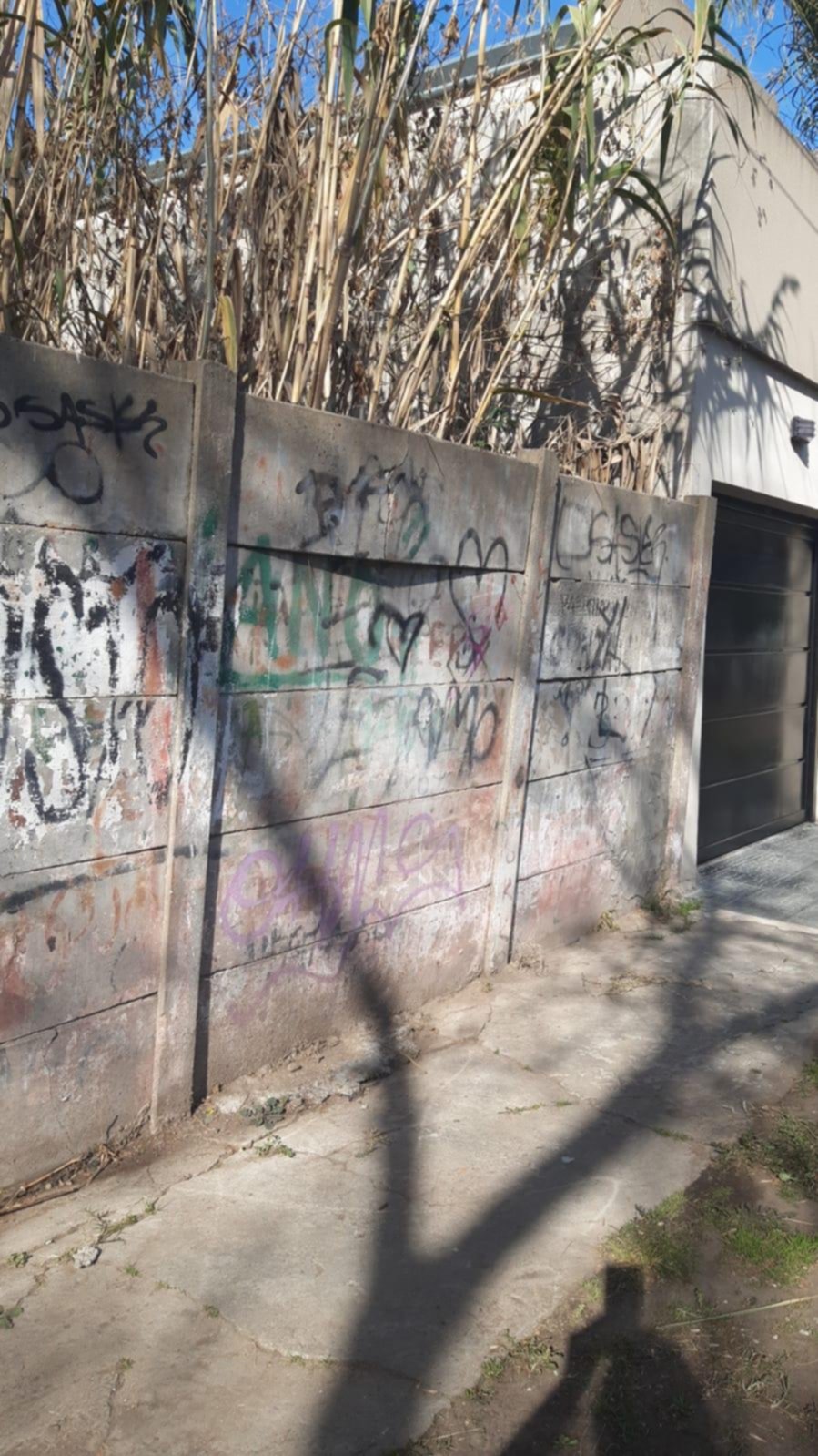 Reclamo por un terreno baldío en La Loma