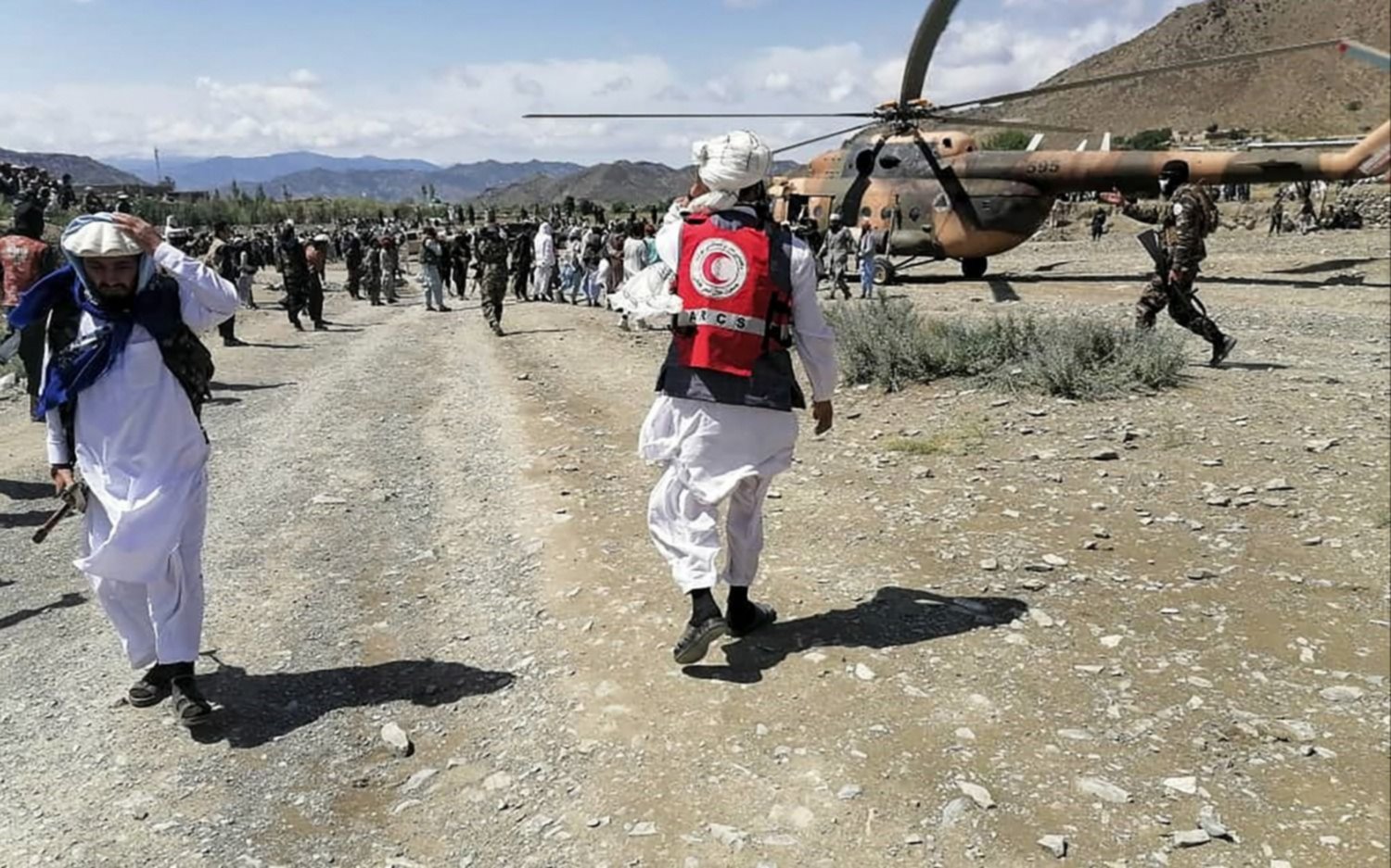 Al menos mil muertos por un potente sismo que sacudió el este de Afganistán