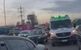 En medio del colapso en la Autopista, una ambulancia quedó varada y un paciente está grave