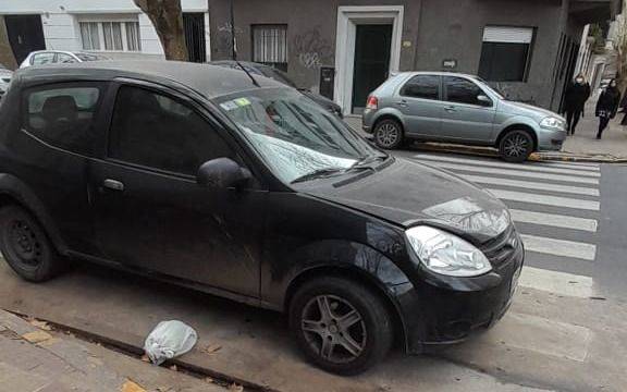 Fanáticos del "estacioná donde quiera" copan 2 y 54: no respetan ni la senda peatonal