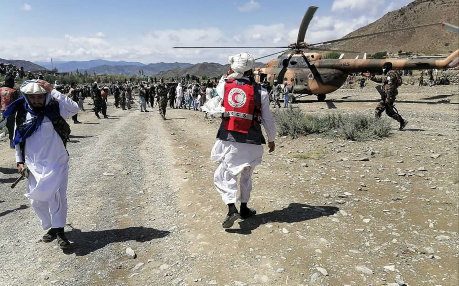 Catástrofe climática en Afganistán: 400 muertos por inundaciones y mil muertos por un sismo