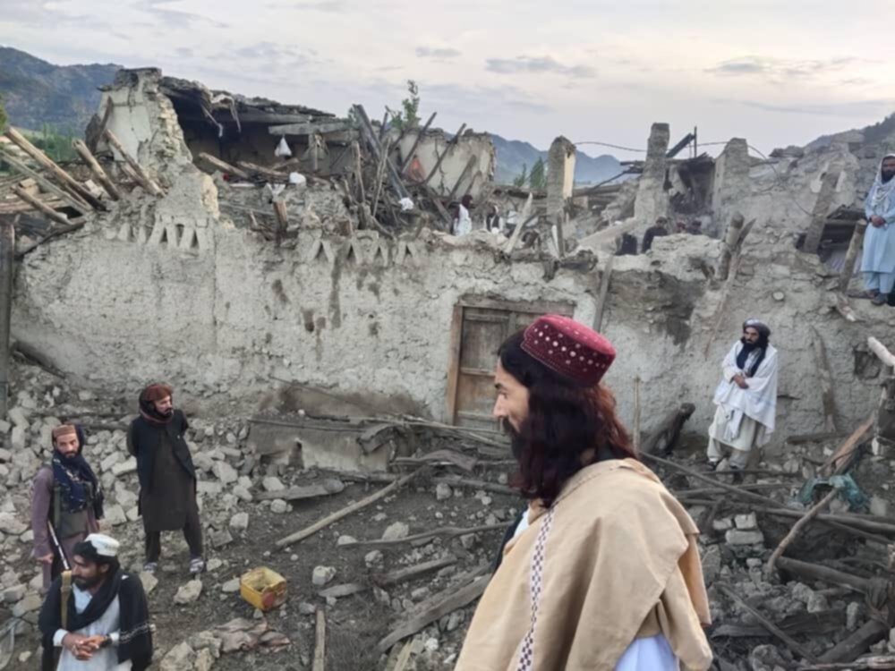 Un fuerte sismo arrasó Afganistán y dejó al menos 1.000 muertos