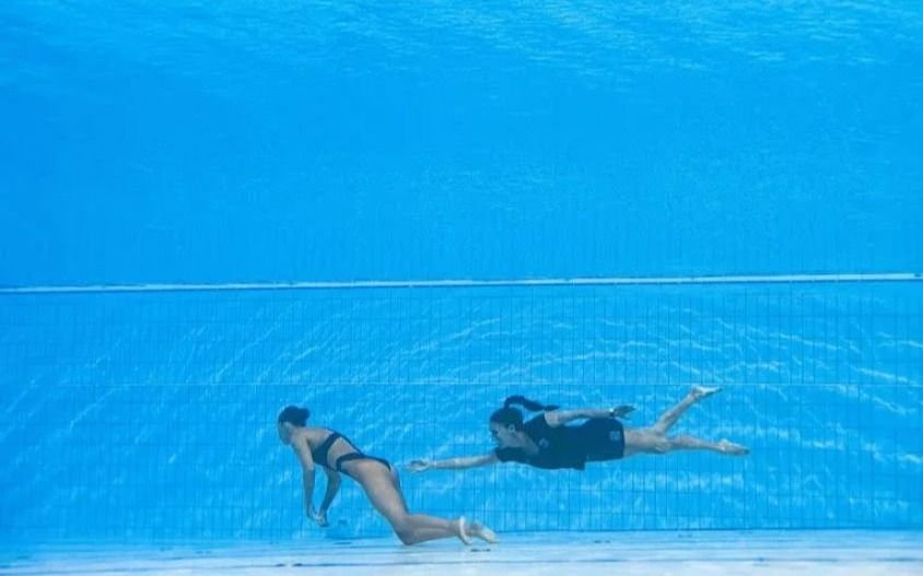 El dramático rescate del fondo de la pileta de la nadadora que se desmayó en plena competencia