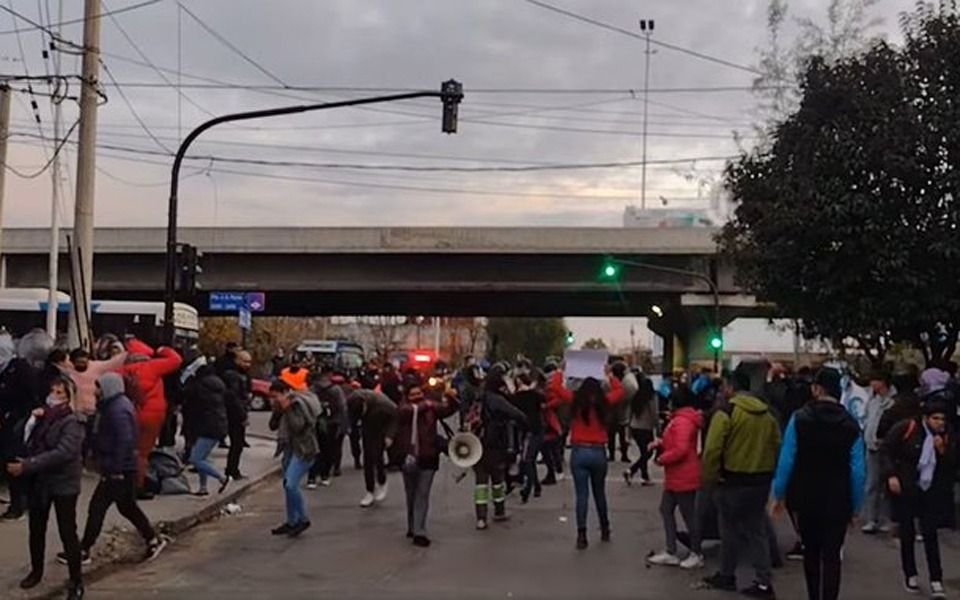 Kicillof sobre los incidentes entre docentes y la policía: "Nunca es una solución la violencia"
