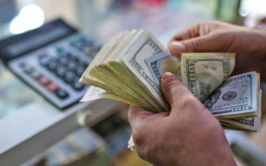 ¿Por qué el dólar blue está más barato que los financieros y la oferta abunda?