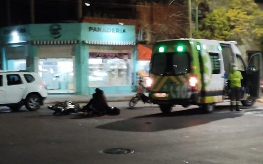 Un accidente en La Plata dejó dos heridos tras el impacto entre un auto y una moto: reclaman semáforos