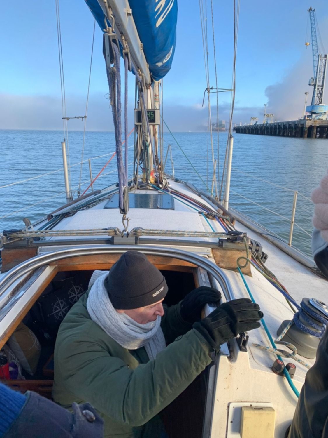 A bordo de un velero frente al puerto de Bahía Blanca, Espert criticó a Cristina por la crisis energética