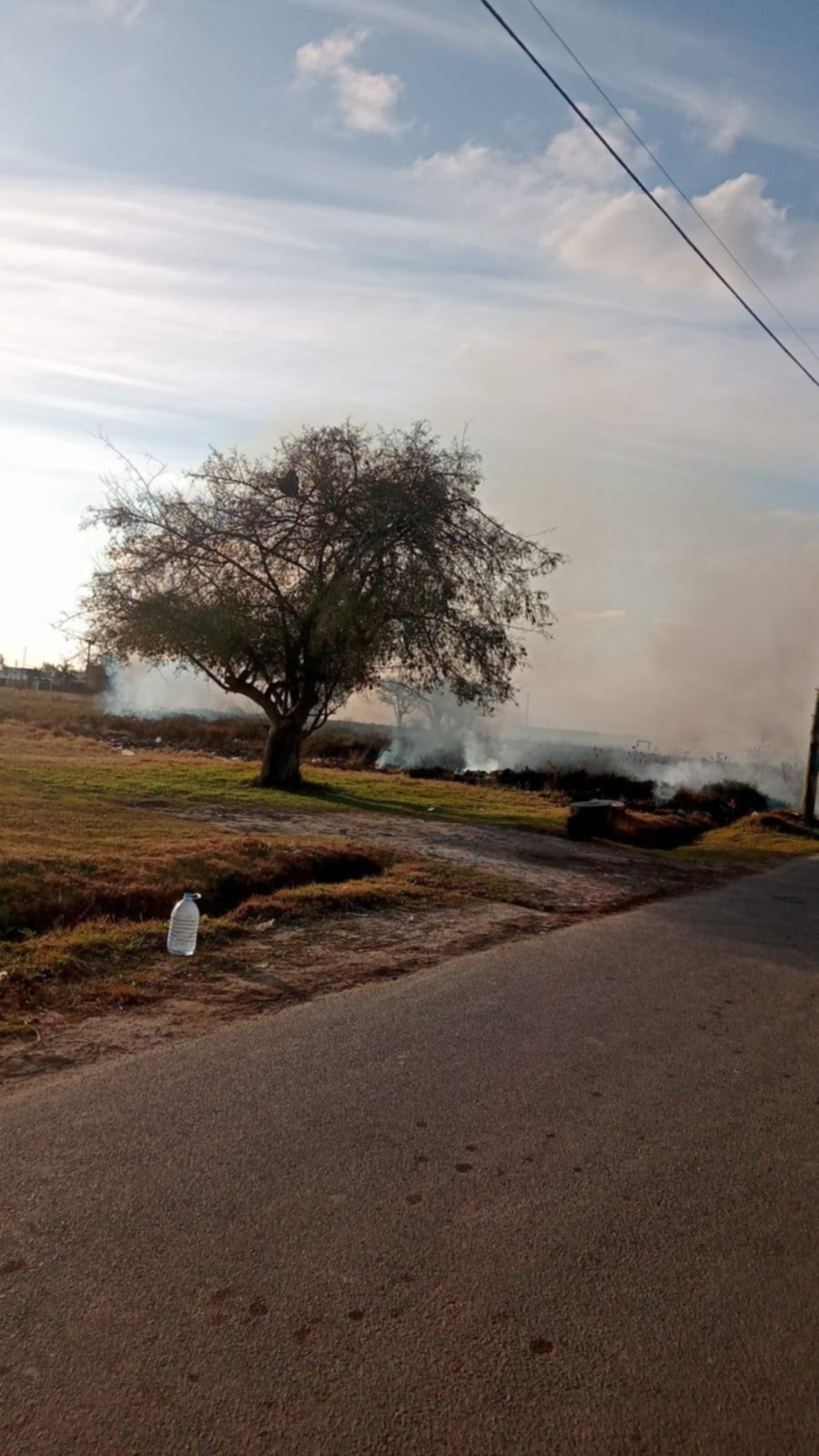 Seco, el campo tiene poco pasto pero también arde