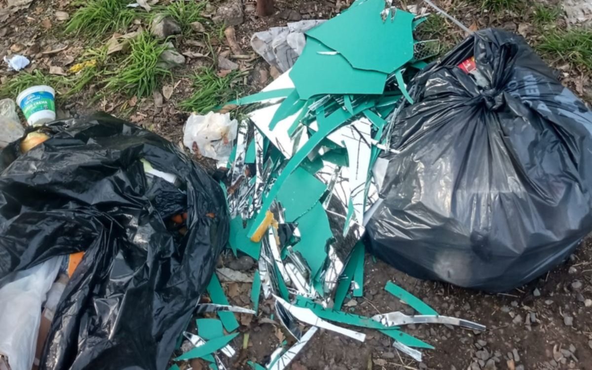 Un verdadero peligro: vidrios y bolsas de basura rotas en un jardín de Tolosa