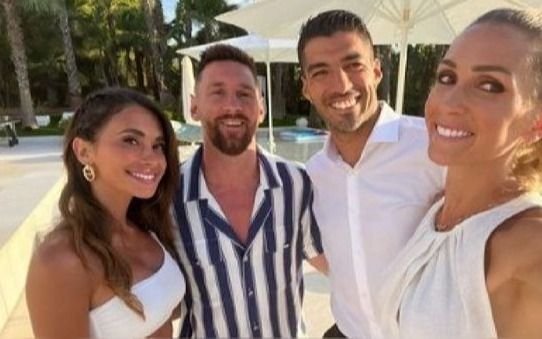 La foto que recorre el mundo: Suárez "escrachó" a Messi en la intimidad y se volvió viral