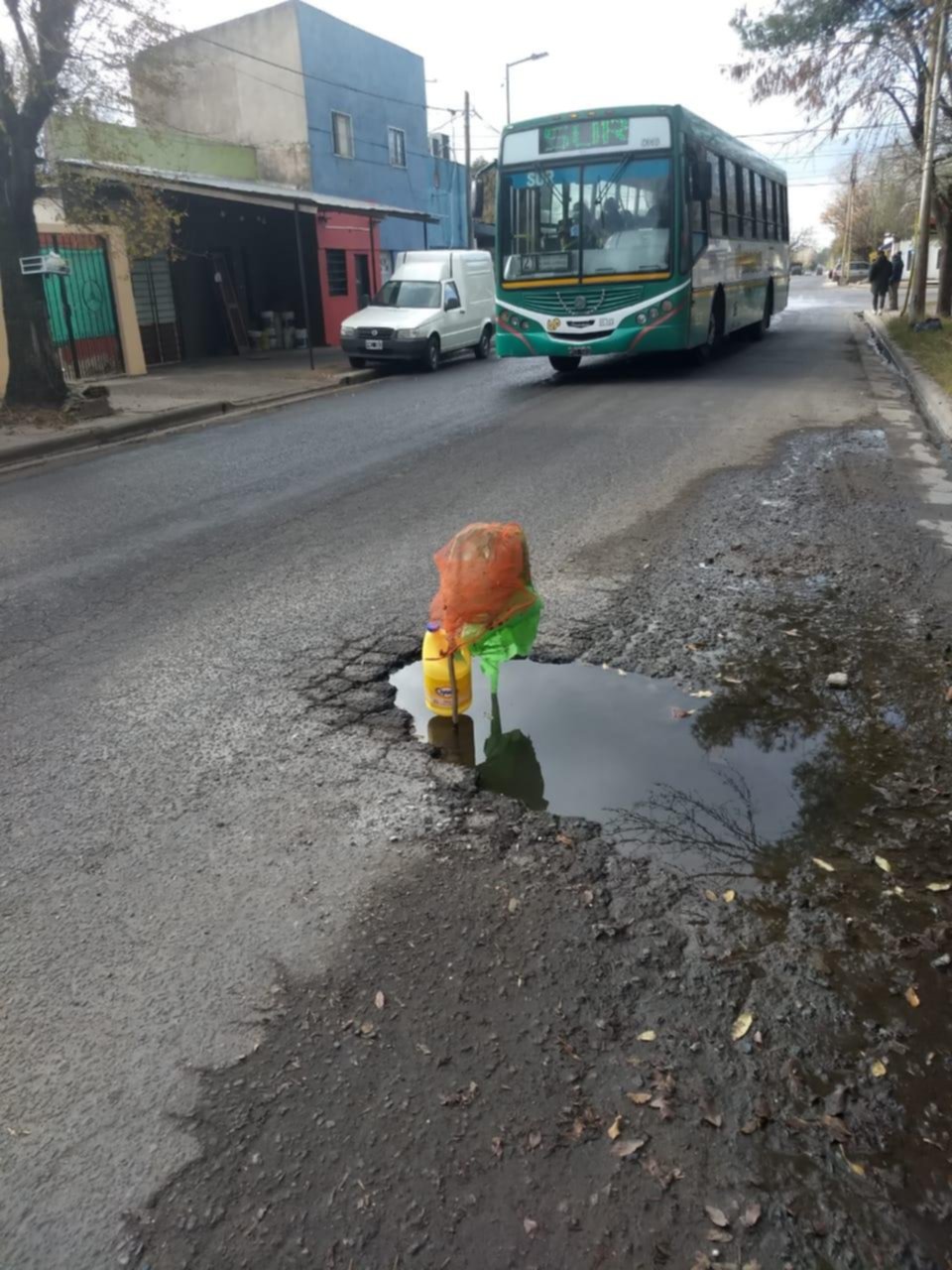 Reclamo por un pozo en 80 entre 19 y 20