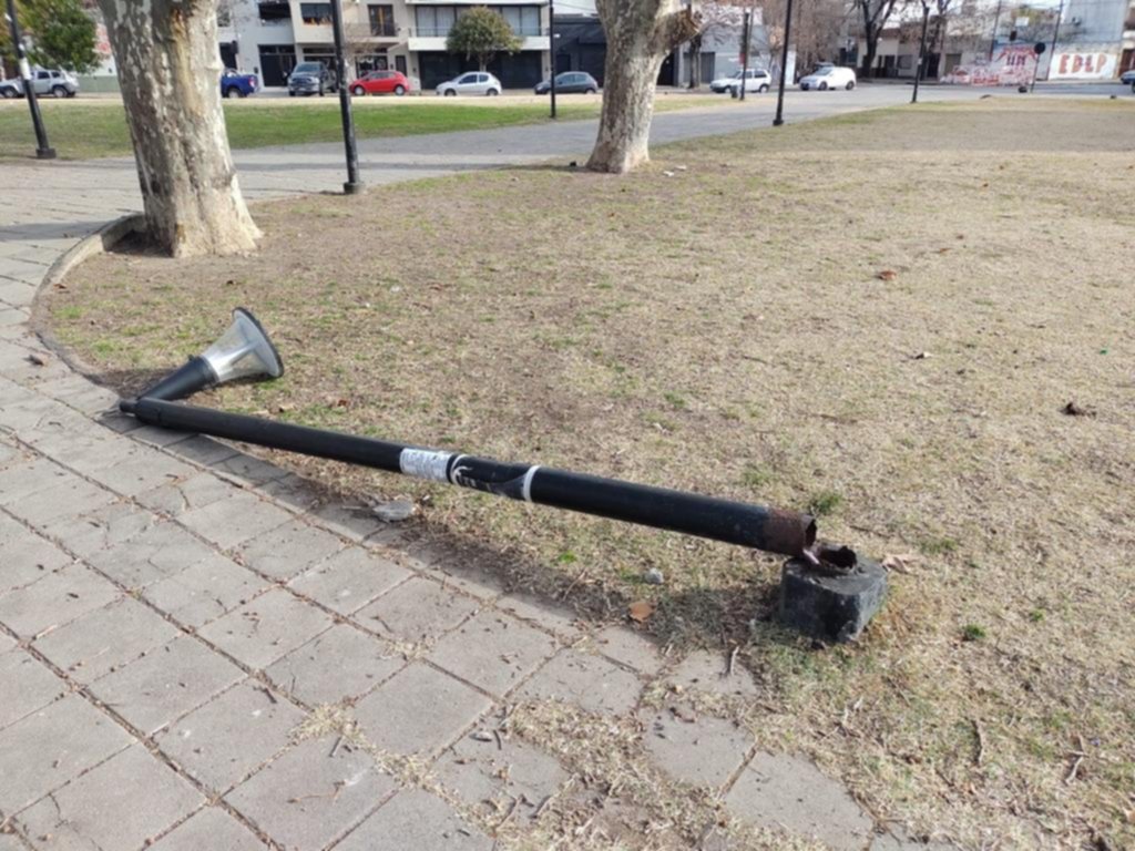 Poste de alumbrado caído en la plaza Belgrano