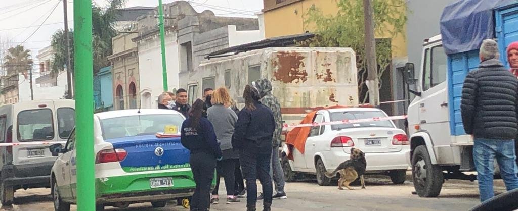 Conmoción en Ensenada: encontraron muerto a un hombre de 79 años dentro de un auto