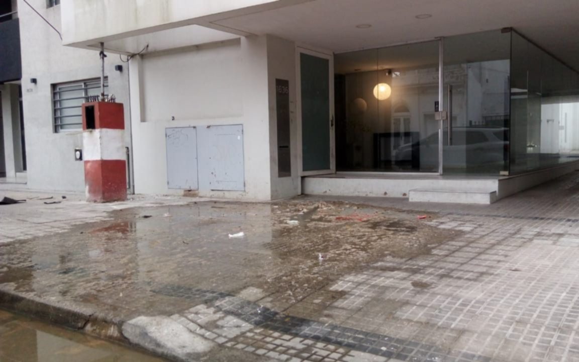 Un baño a cielo abierto: rebalsó la cloaca y la vereda se llenó de materia fecal