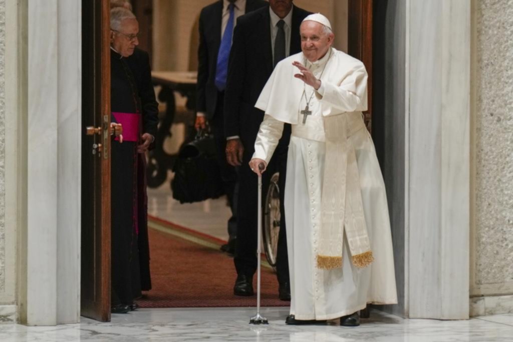 El Papa dejó la silla de ruedas y ya se desplaza con la ayuda de un bastón