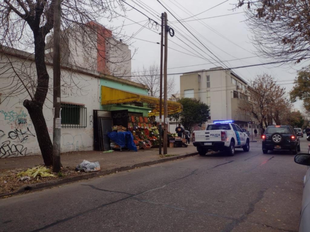 Motochorros se alzaron con la recaudación de una verdulería en barrio Norte