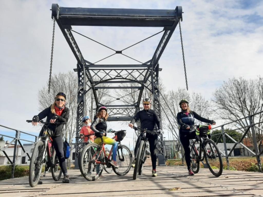 Propuesta por tres: bicicletear, hacer miniturismo y ayudar