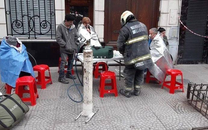 Un muerto y más de 20 intoxicados por escape de monóxido de carbono en Balvanera