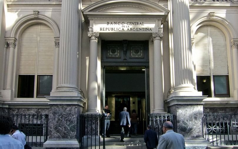 El dólar blue volvió a marcar un nuevo récord y el riesgo país por encima de los 2.500 puntos