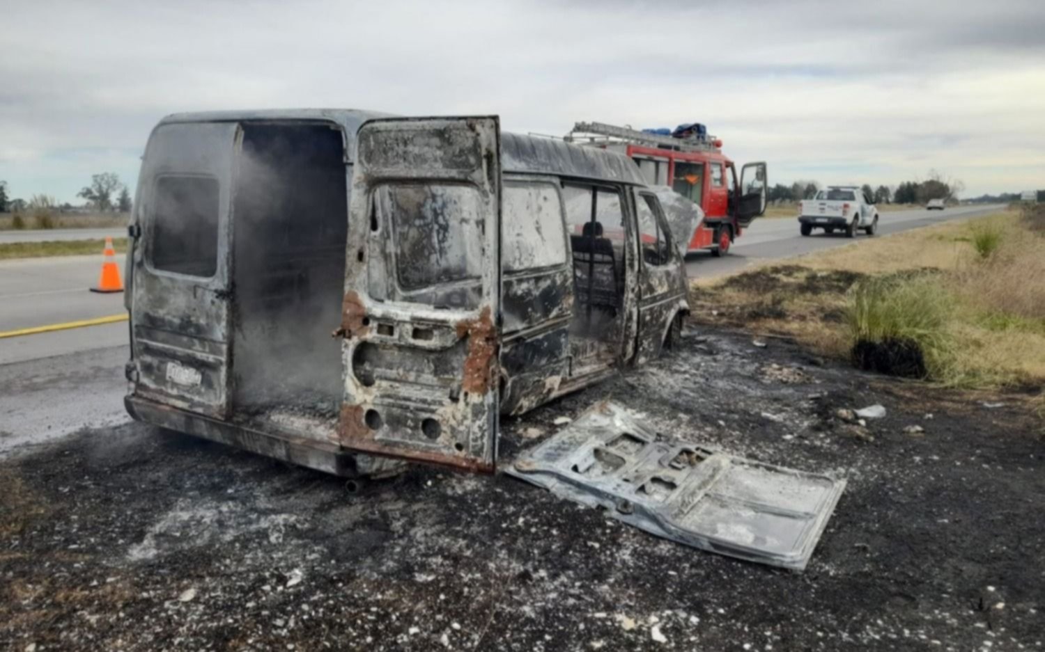 Quemaron una combi en Ruta 6, a metros del "cementerio de autos"