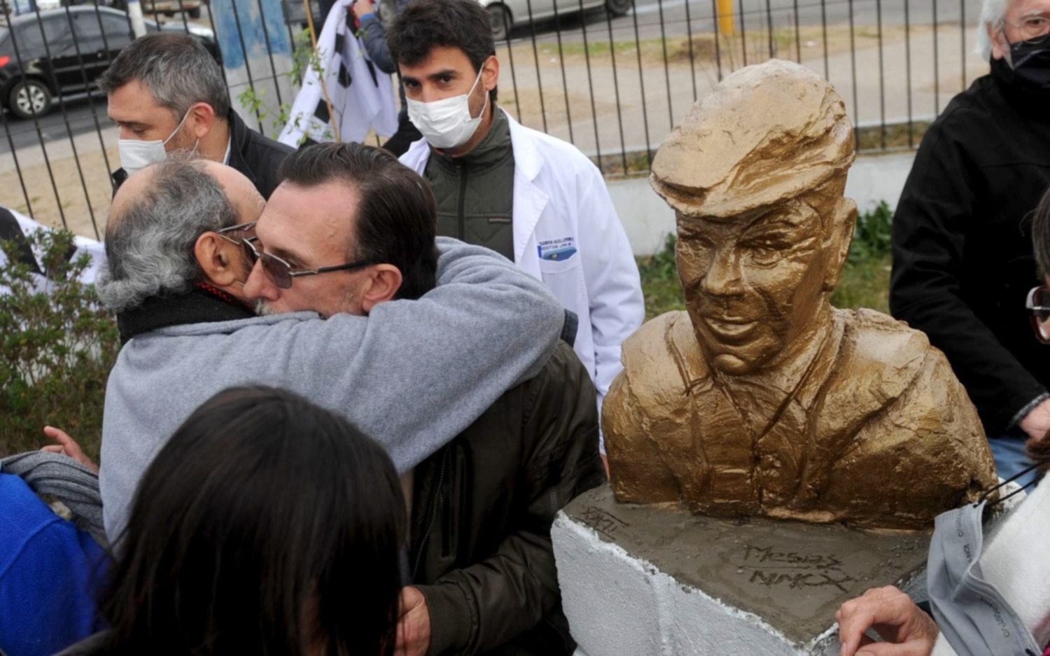 Con la colocación de un busto, homenajearon a Julio López en Los Hornos