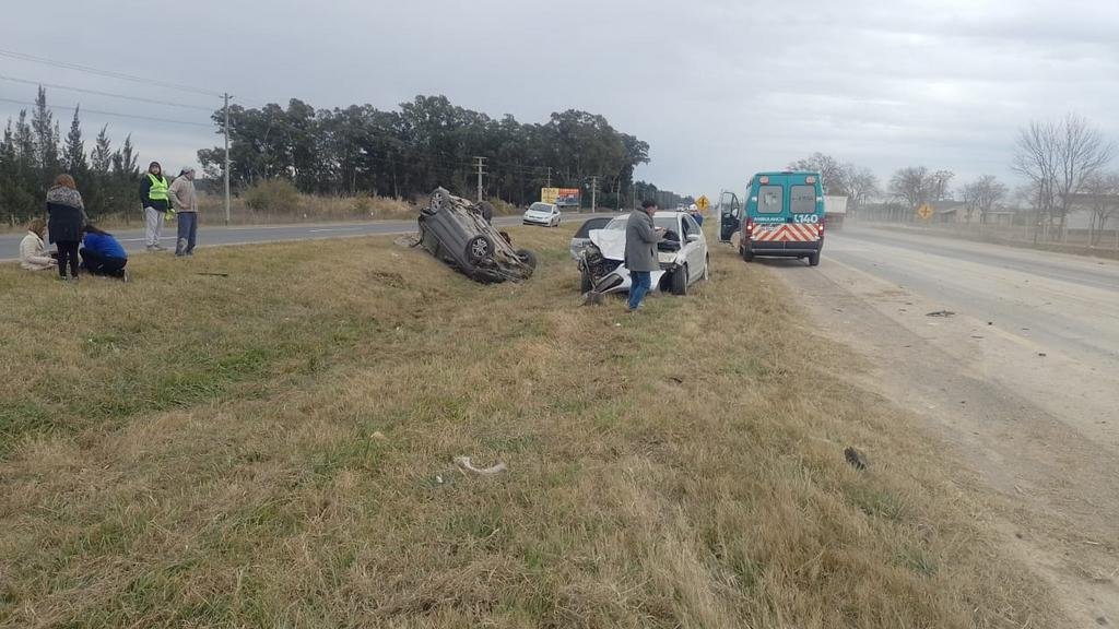 Terrible susto por un choque y vuelco en la ruta 2