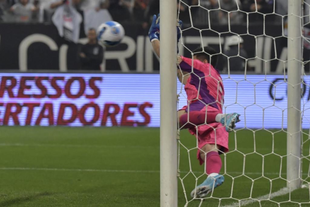 Agustín Rossi, con otro penal atajado, sostuvo el empate de Boca en San Pablo