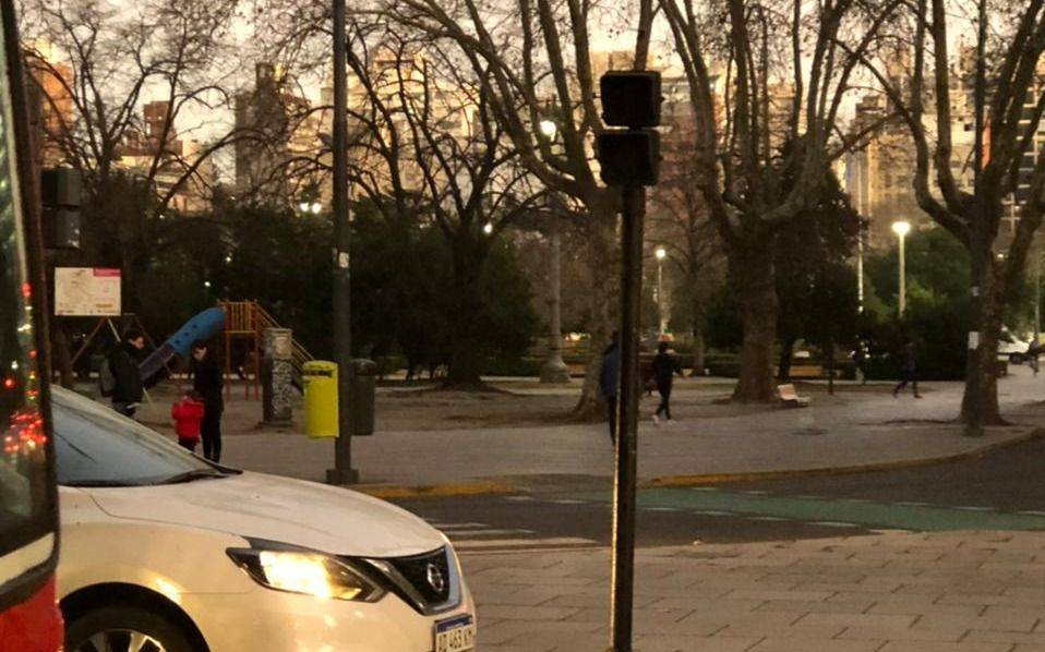 Reclamo por un semáforo fuera de servicio en Plaza Moreno