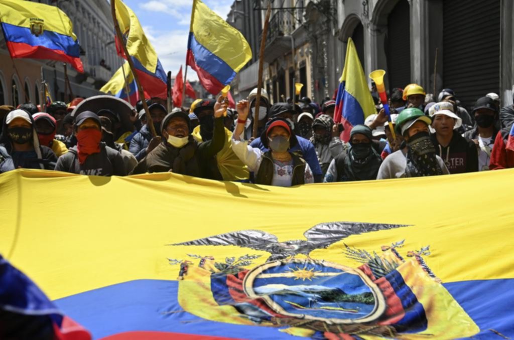Ecuador sigue en tensión y queman dos comisarías