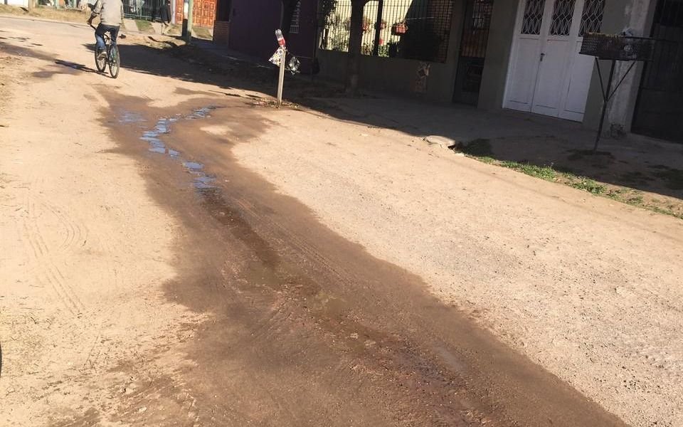 Vecinos de Villa Progreso piden por el arreglo de una cloaca: "El olor es demasiado"