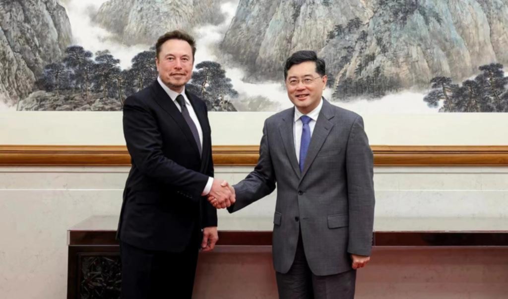 Flores de Musk a China: quiere hacer “buenos negocios”