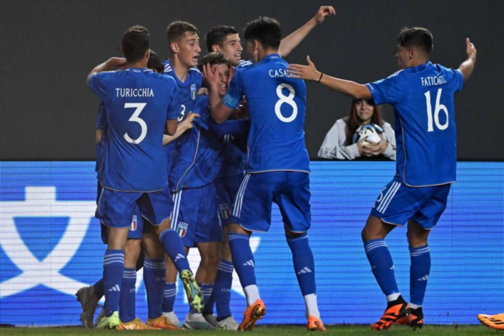 Italia, con un penal polémico, dejó en el camino a Inglaterra