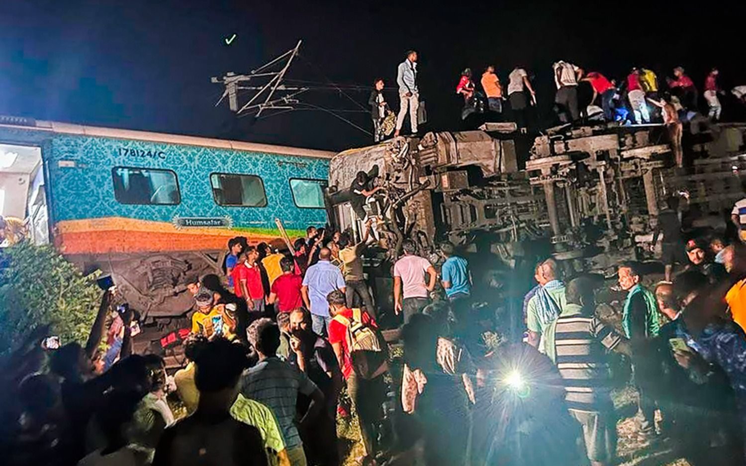 Más de cien muertos y 850 heridos tras un choque de trenes en India