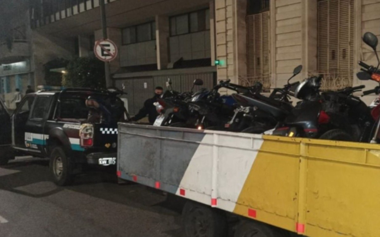 Megaoperativo en Plaza Moreno: secuestraron autos y motos