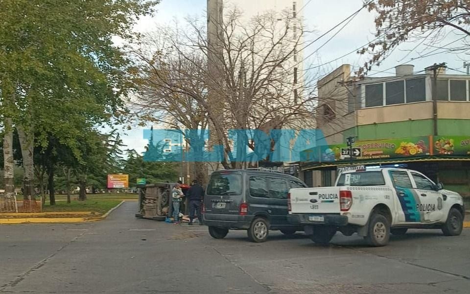 Vuelco en La Loma: dos camionetas protagonizaron una violenta colisión