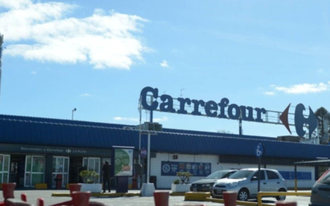 Sorpresa por la clausura de Carrefour de Centenario: qué pasó