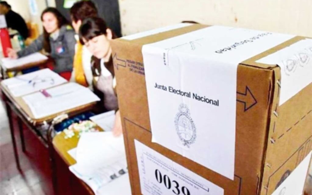 Oficialismo y oposición arriesgan un tercio de sus bancas en las urnas