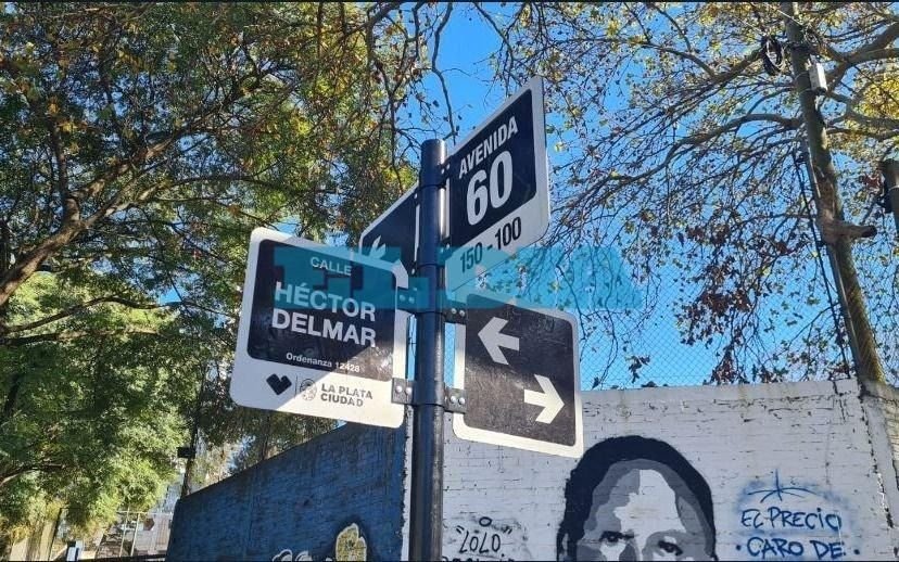 Homenajearon al ex presidente de Gimnasia, Héctor Atilio Delmar: la esquina de 118 y 60 lleva su nombre