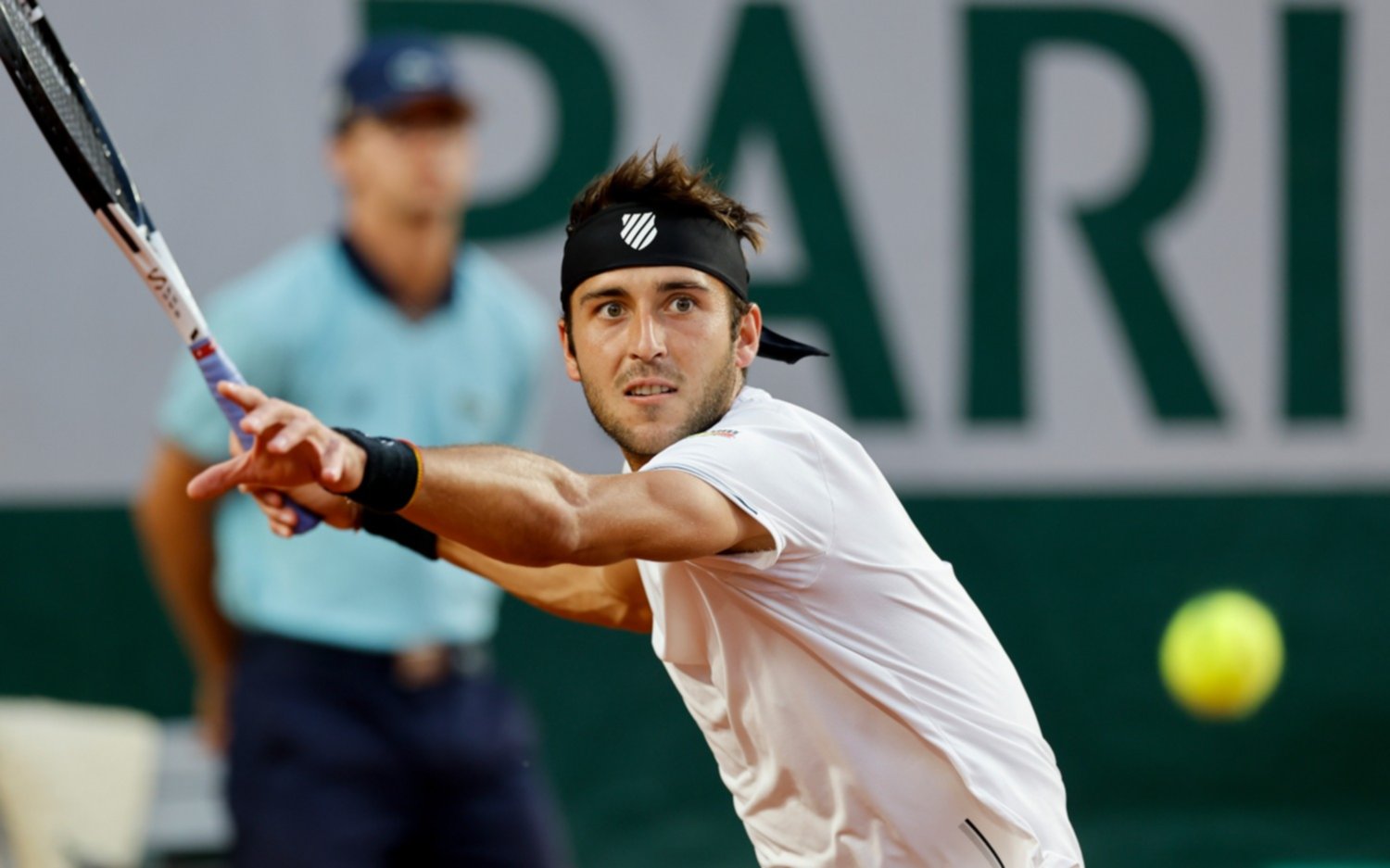 Tomás Etcheverry venció en tres sets corridos a Nishioka y avanzó a cuartos de final de Roland Garros