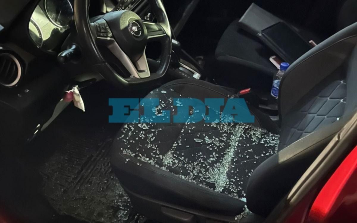 "Rompe vidrios" al ataque en La Plata: dejaron un tendal de autos destrozados en pleno centro     