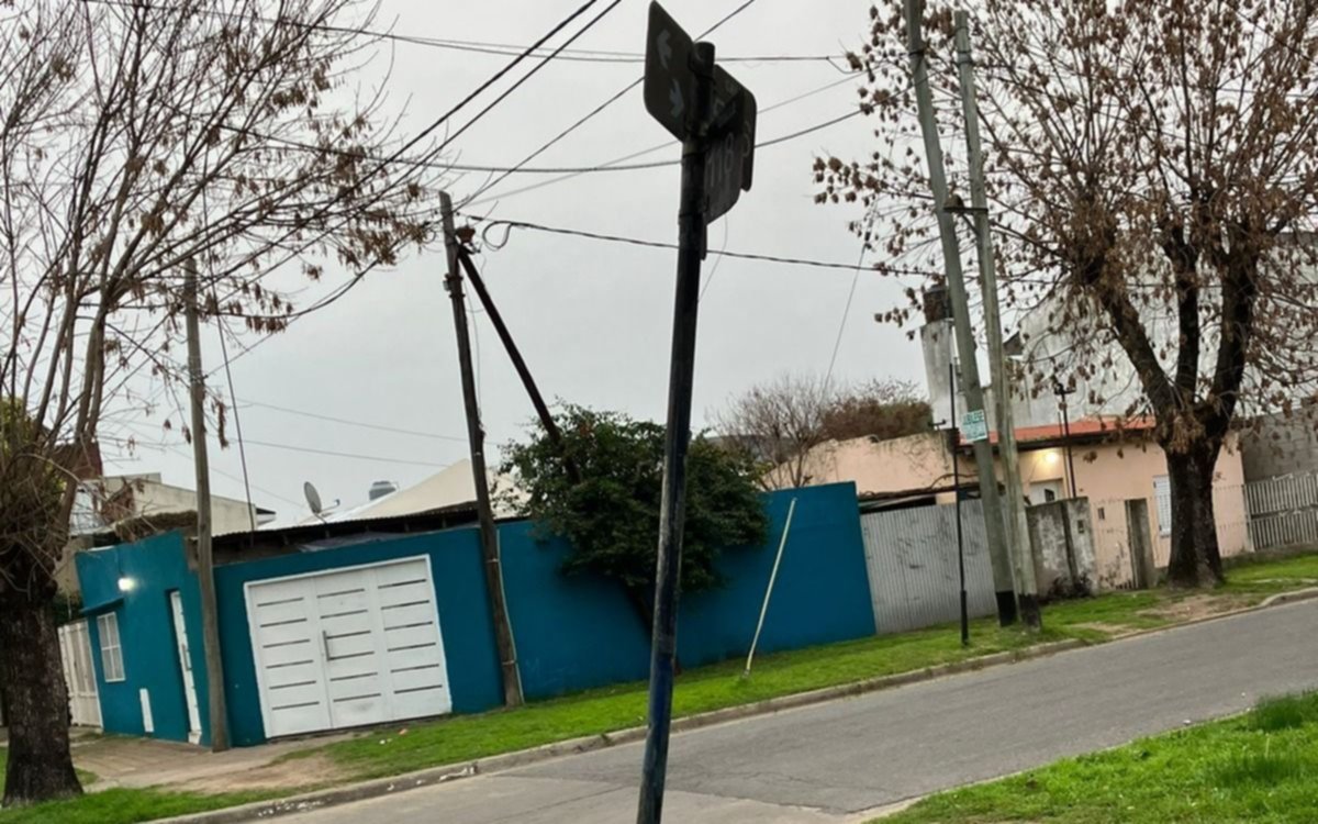 Problemas en un barrio de La Plata: robo de cables, falta de luminaria y postes inclinados