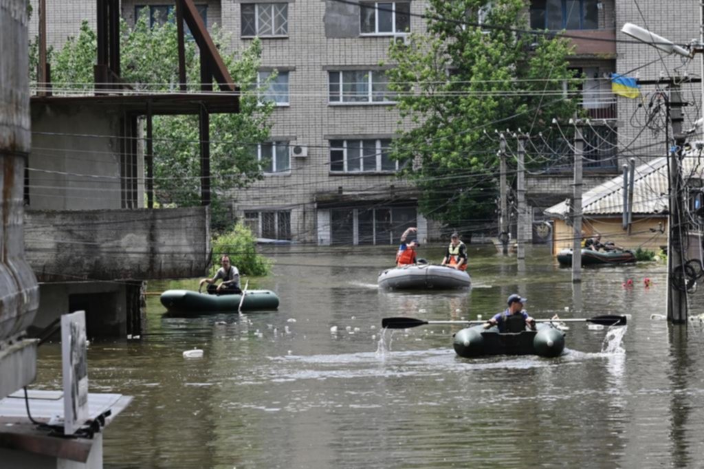 En zonas inundadas, Moscú y Kiev se acusan de nuevos ataques