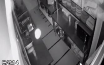 VIDEO. Misterio por la aparición de un fantasma "estilo Cásper" en una cocina de un local gastronómico