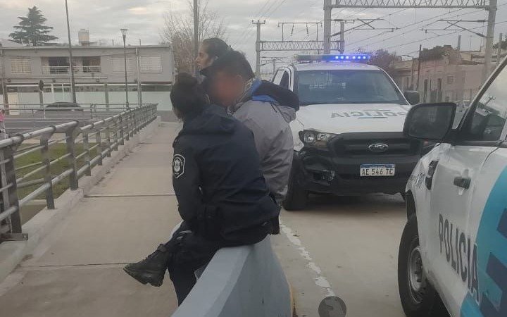 La Plata: un hombre con intenciones de quitarse la vida en las vías del tren fue contenido por la Policía