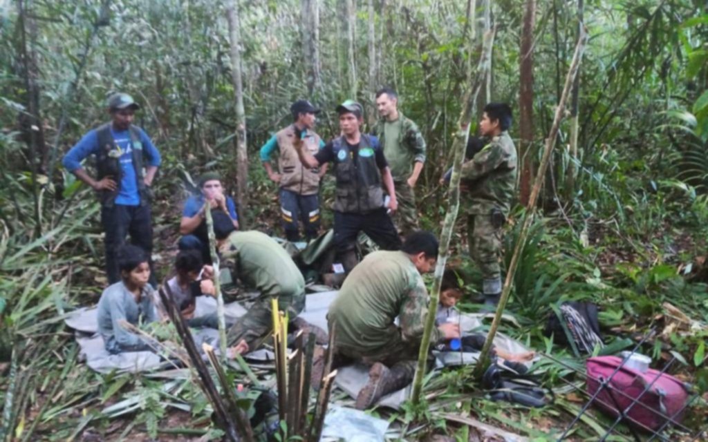 Encontraron con vida a los cuatro niños que estaban perdidos hace 40 días en la selva de Colombia