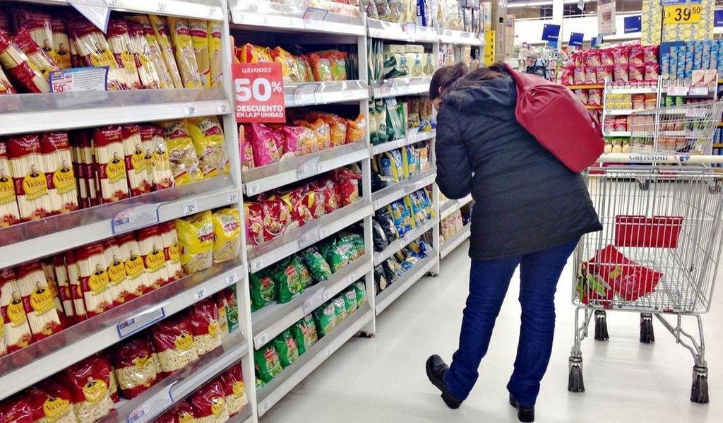 En alza: las consultoras creen que la inflación llegará casi al 150%