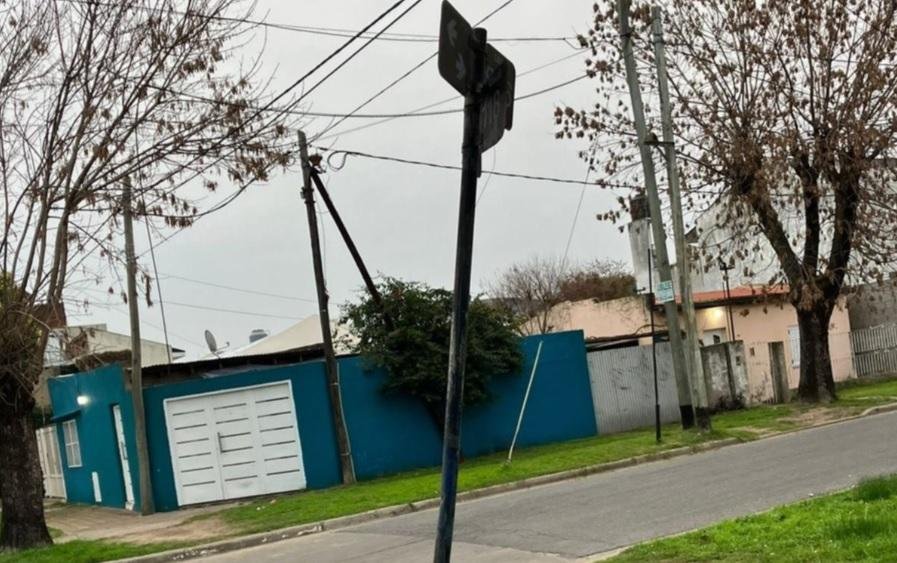 Cables sueltos y poste a punto de caerse