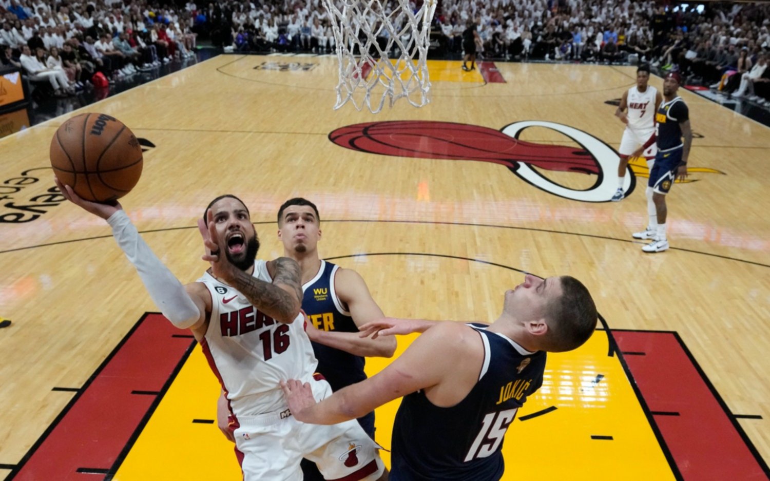 En la NBA, Denver venció a Miami y quedó a un paso de su primer título